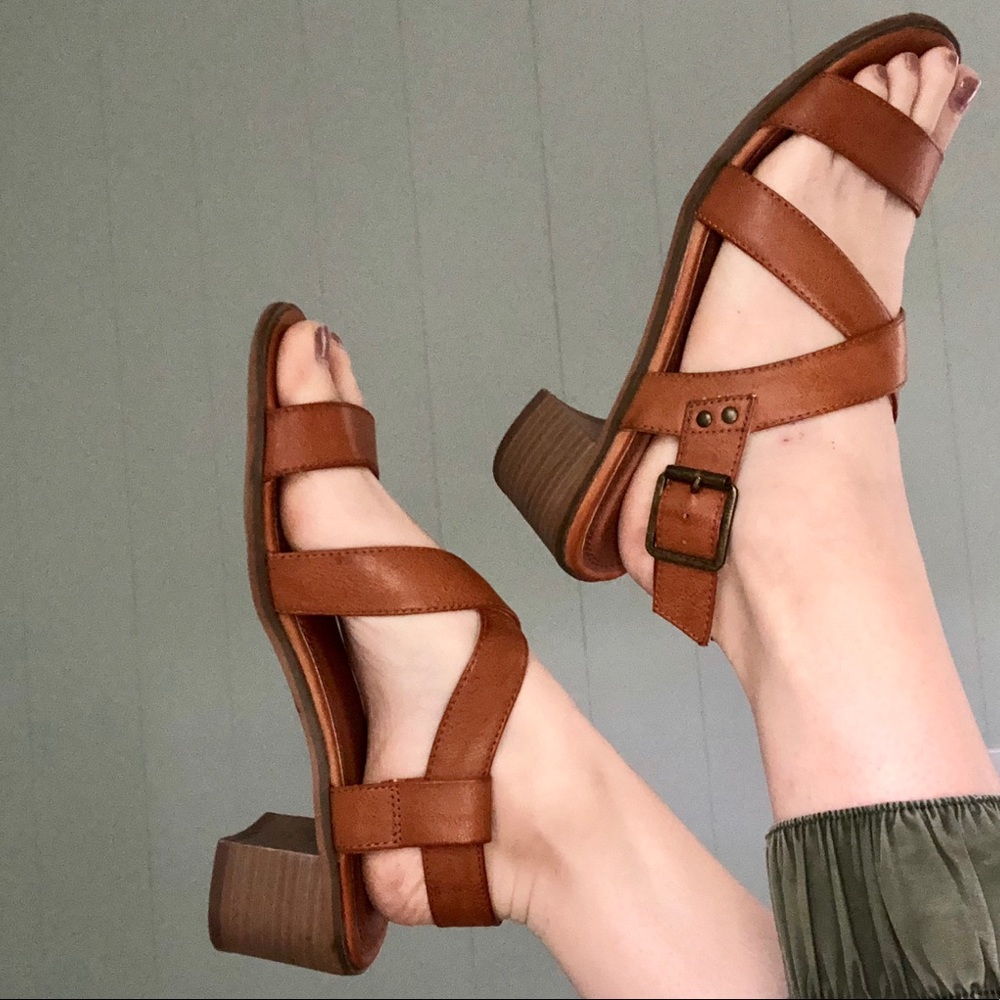 Leather strap sandals